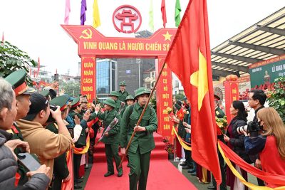 THẮP LỬA TRUYỀN THỐNG TRONG NGÀY TIỄN QUÂN